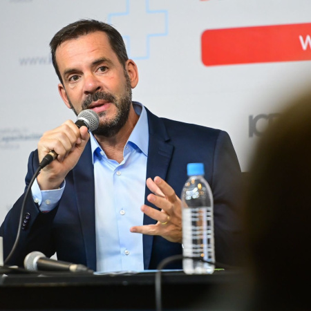 Escobar destinó $360 millones a equipamiento de salud y marcó diferencias con Nación