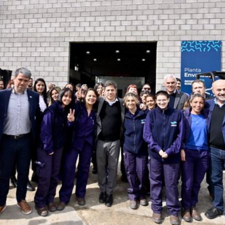 Kicillof inaugura una embotelladora para ahorrar en bidones