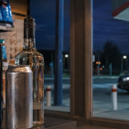 LLA busca habilitar la venta de alcohol en estaciones de servicio