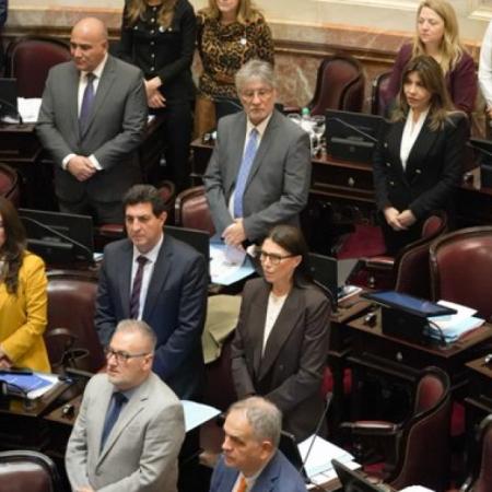 El Senado abrió una sesión clave para cubrir vacantes judiciales y la oposición puso la crisis social en el recinto