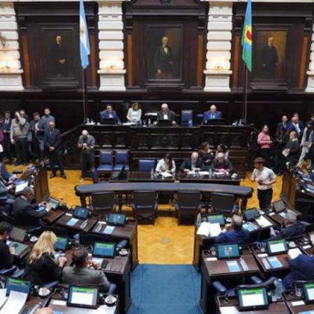 Promueven una ley para limitar la exposición de alumnos en redes