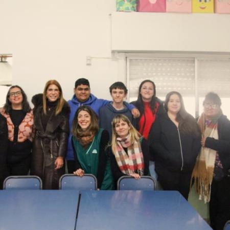 Sierra entregó mobiliario a una institución para personas con autismo
