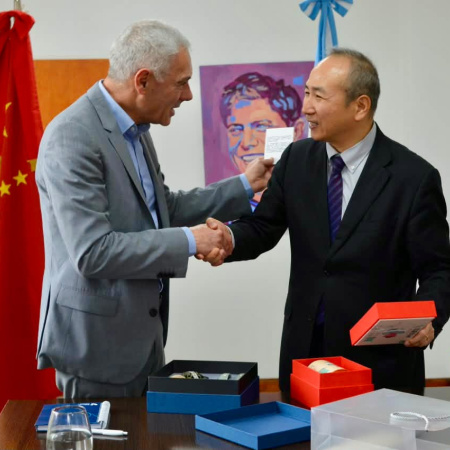 Berisso busca fortalecer lazos con China: Cagliardi se reunió con el embajador Wang Wei