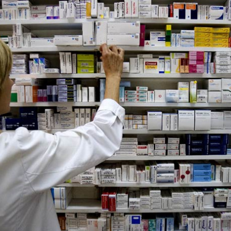Revés para Milei: la Justicia ratificó que las farmacias y droguerías deberán tener un farmacéutico al frente