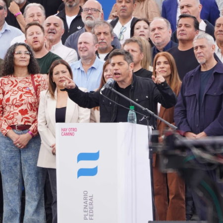 Kicillof lanzó su proyección nacional en Avellaneda y apuntó contra Milei: "Falta menos para terminar con esta pesadilla"