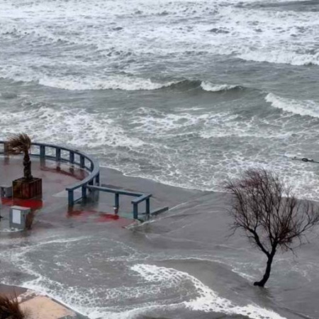 Temporal en Monte Hermoso: el mar avanzó sobre la costanera y provocó nuevos destrozos