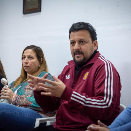 Santalla reclamó a Kicillof que reglamente la ley que prohíbe el uso de celulares en escuelas primarias