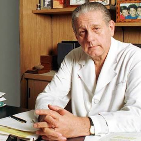 Proponen incorporar a René Favaloro al Monumento de los Cinco Sabios del Bosque platense