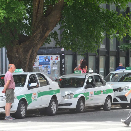 La Plata: 14 pedidos al Municipio para frenar el conflicto entre taxistas y choferes de apps