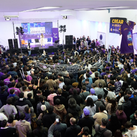 Pareja reunió a más de mil jóvenes libertarios en Morón y los arengó de cara a 2027