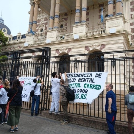 Residentes bonaerenses: el Colegio de Médicos se sumó al reclamo por salarios y continuidad laboral
