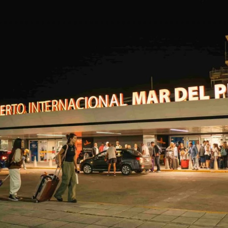 Pulti rechazó la dolarización de la tasa de embarque y advirtió por el impacto en la temporada de Mar del Plata