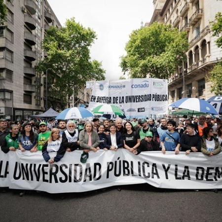 Kicillof marchó con las universidades y apuntó contra Milei: "Ningún país puede desarrollarse destruyendo su ciencia"