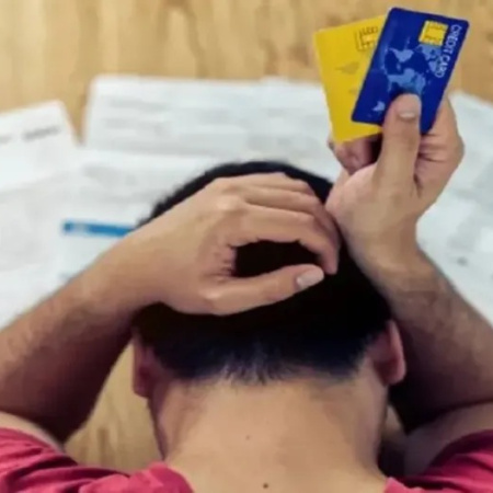 Sueldos que no llegan y deudas para comer: el 72% de los jóvenes se queda sin plata antes del día 20