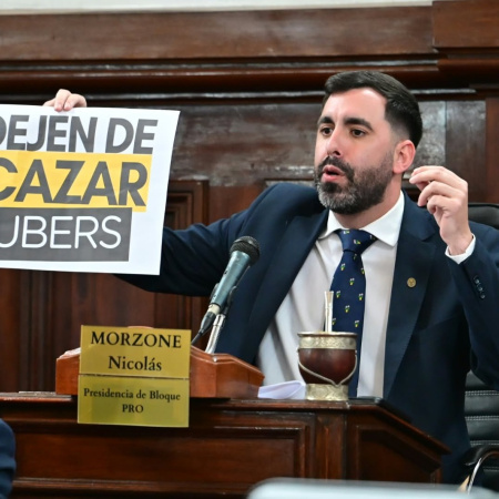 Fuerte cruce en La Plata: taxistas apuntaron contra un concejal libertario por defender a Uber y las apps
