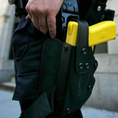 La Bonaerense más cerca de usar pistolas Taser: el massismo logró dictamen unánime en Diputados