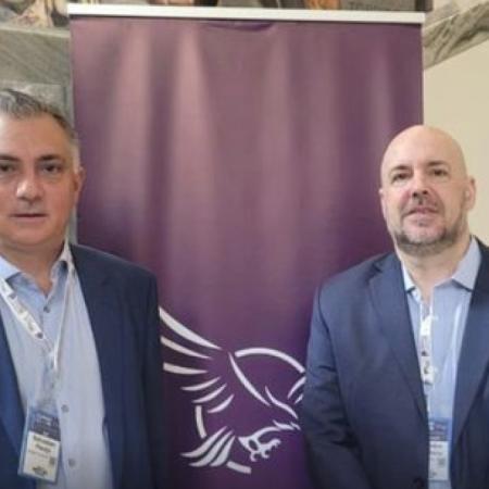 Pareja reúne a 400 concejales y ordena el armado libertario